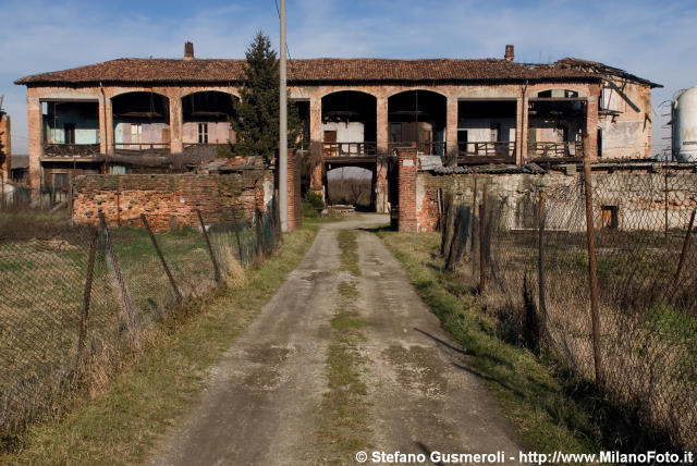  Strada d'ingresso - click to next image