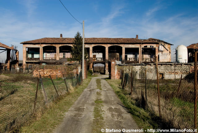  Strada d'ingresso - click to next image