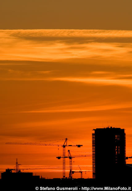  Torre Galfa e gru AltraSede all'alba - click to next image