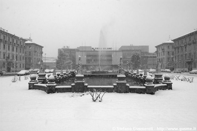  Piazza Giulio Cesare innevata - click to next image