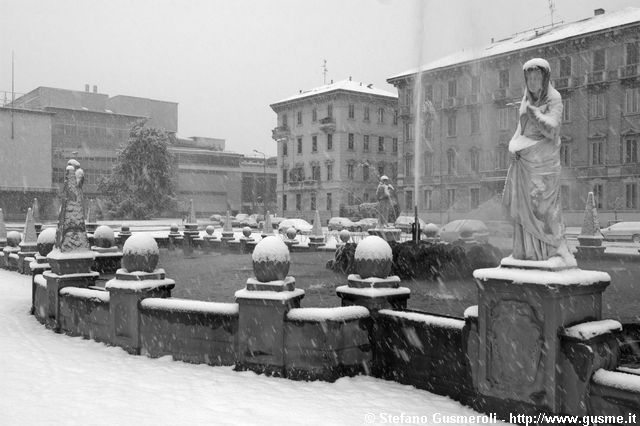  Piazza Giulio Cesare innevata - click to next image