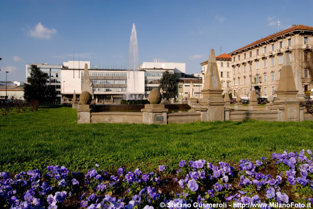  Fioritura in piazza Giulio Cesare - click to next image