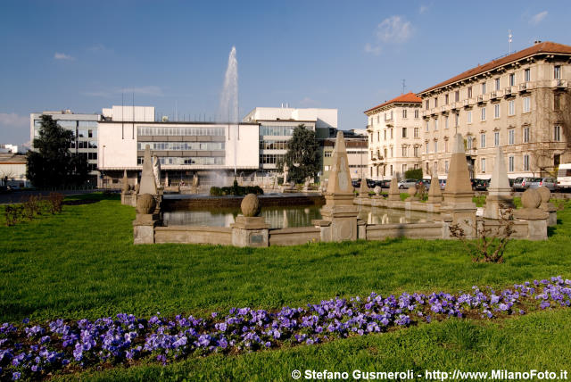  Fioritura in piazza Giulio Cesare - click to next image