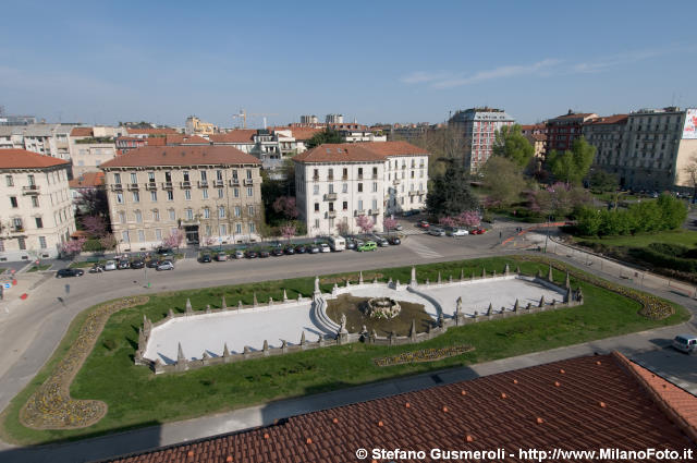  Piazzale Giulio Cesare con fontana asciutta - click to next image