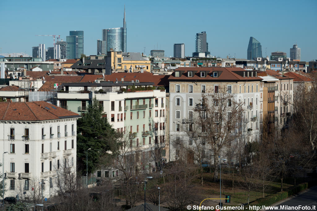  Piazzale Giulio Cesare e skyline - click to next image