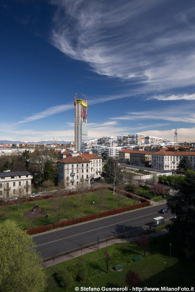  Piazzale Giulio Cesare e torre Isozaki - click to next image