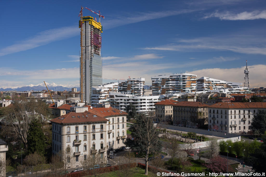  Piazzale Giulio Cesare e torre Isozaki - click to next image