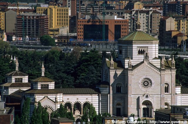  Famedio Cimitero Monumentale e via Lancetti - click to next image