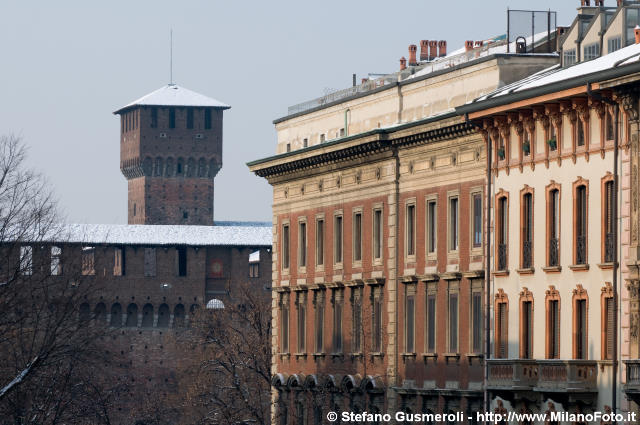  Facciate su via Lanza e torre di Bona - click to next image