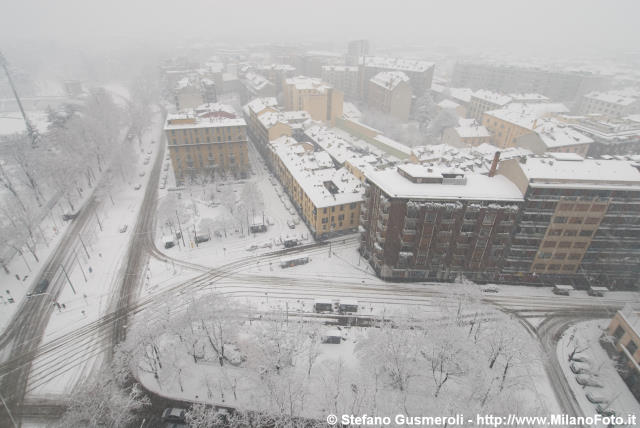  Piazza Lega Lombarda sotto una nevicata - click to next image