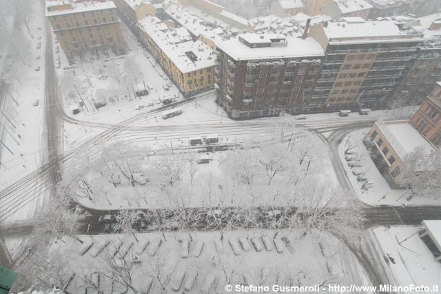  Piazza Lega Lombarda sotto una nevicata - click to next image