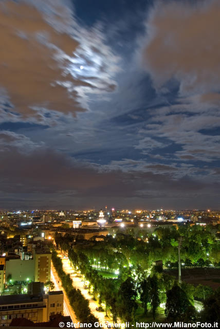  Panorama notturno su via Legnano - click to next image