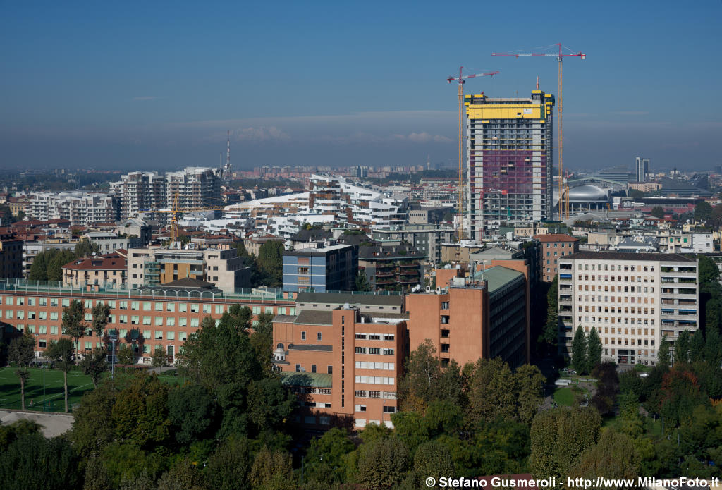  Leone XIII e torre Isozaki in costruzione - click to next image