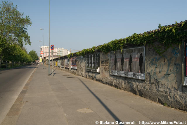  Muro dell'Autoparco Leoni su viale Toscana - click to next image