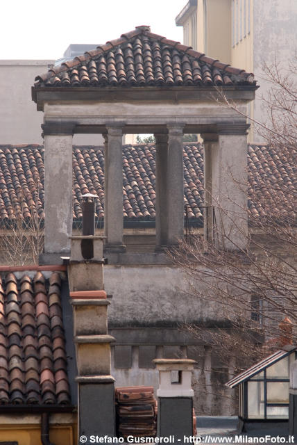  Torretta loggiata di palazzo De Capitani - click to next image