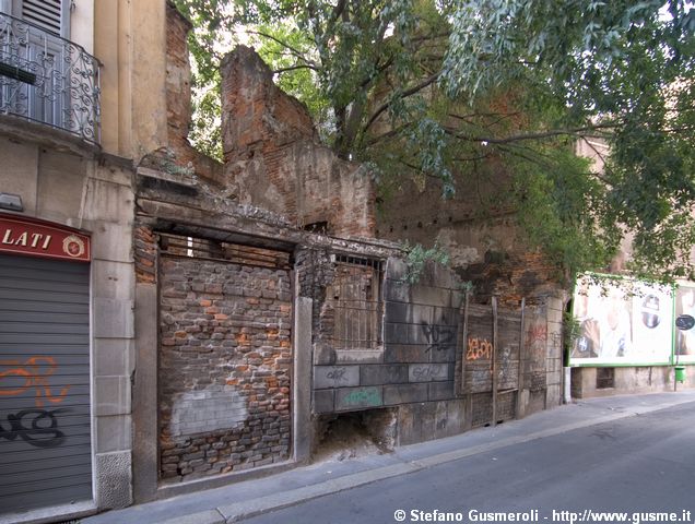  Resti di palazzi bombardati in via Lupetta - click to next image