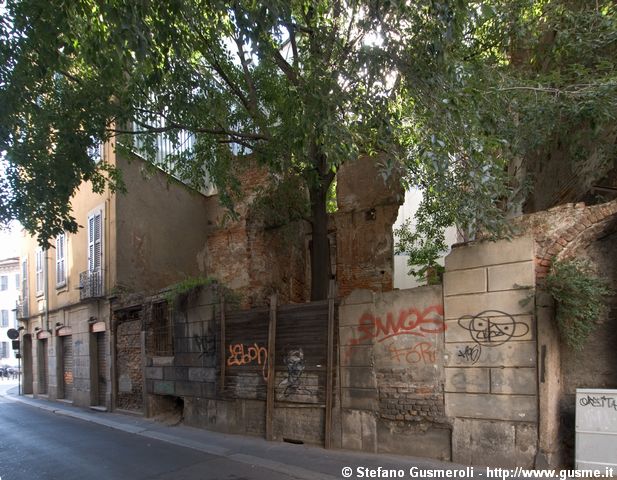  Resti di palazzi bombardati in via Lupetta - click to next image