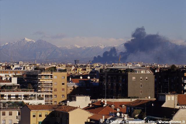  Via Mameli 9 e 11, incendio a Nord e Grigne - click to next image