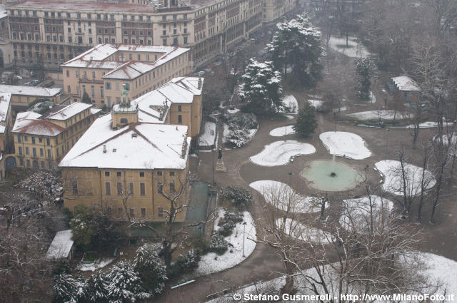  Palazzo Dugnani, fontane e aiuole innevate - click to next image