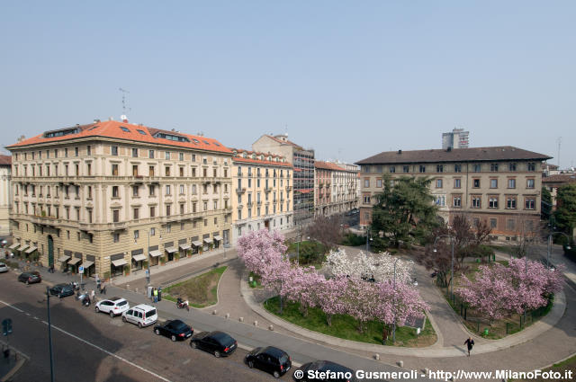  Mascheroni 12 e piazza Tommaseo fiorita - click to next image