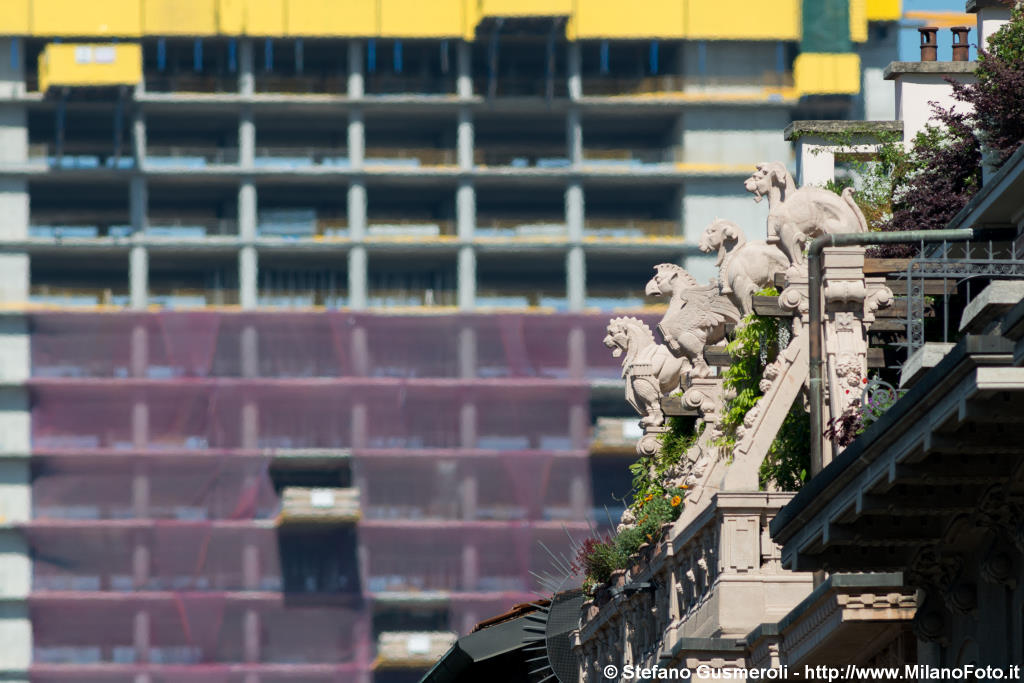  Gargoyle e torre Isozaki - click to next image