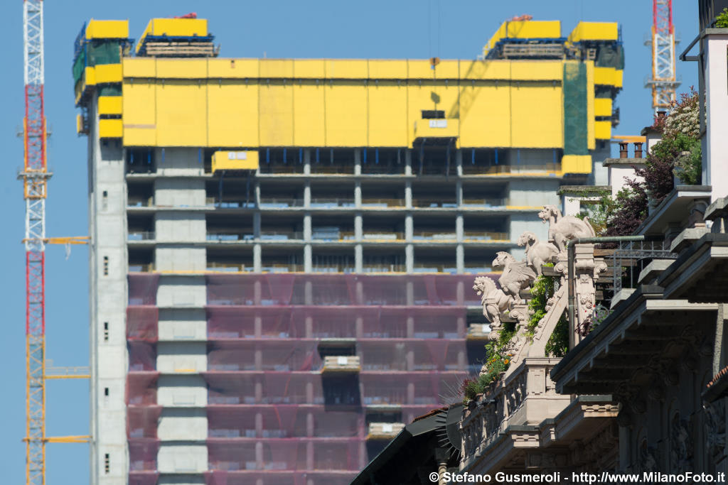  Gargoyle e torre Isozaki - click to next image