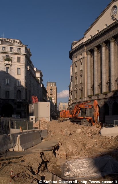  Scavi per i box in piazza Meda - click to next image