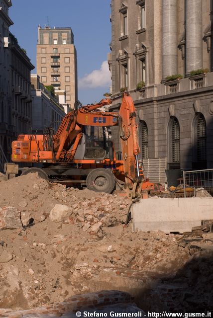  Scavi per i box in piazza Meda - click to next image