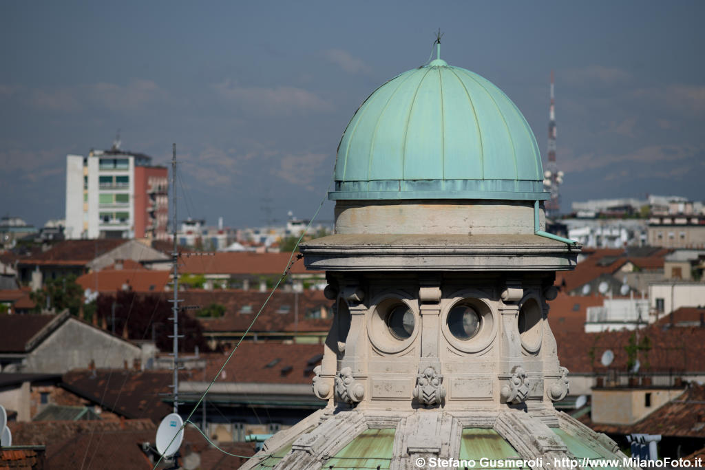  Cupolino e lanterna su palazzo Fraizzoli - click to next image