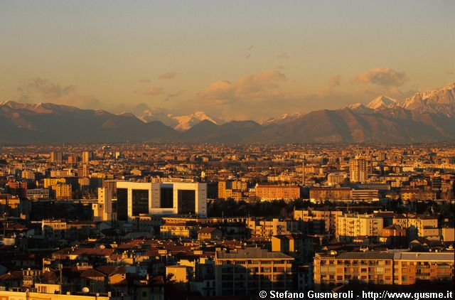  Procaccini Center e prealpi del triangolo lariano - click to next image