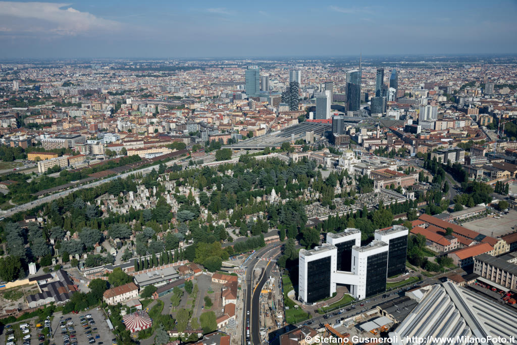  Procaccini Center e Cimitero Monumentale - click to next image