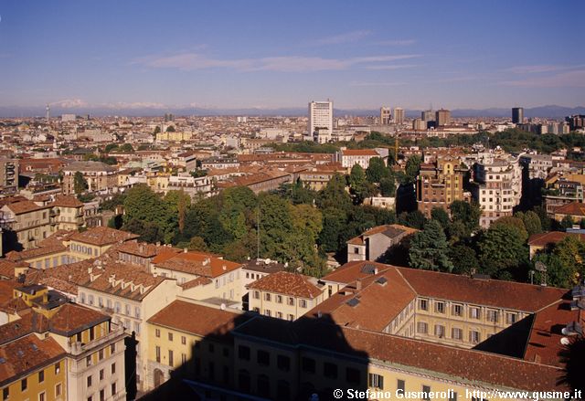  Giardini e palazzi tra Corso Monforte e via Mozart - click to next image