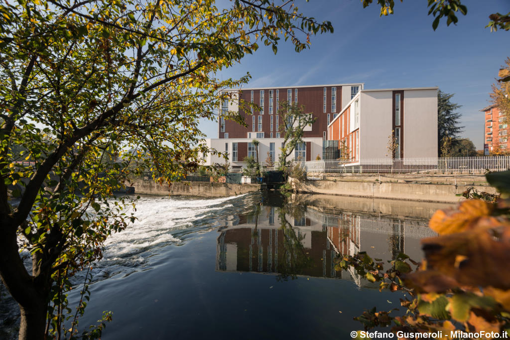  Fronte Est riflesso nel Lambro - click to next image