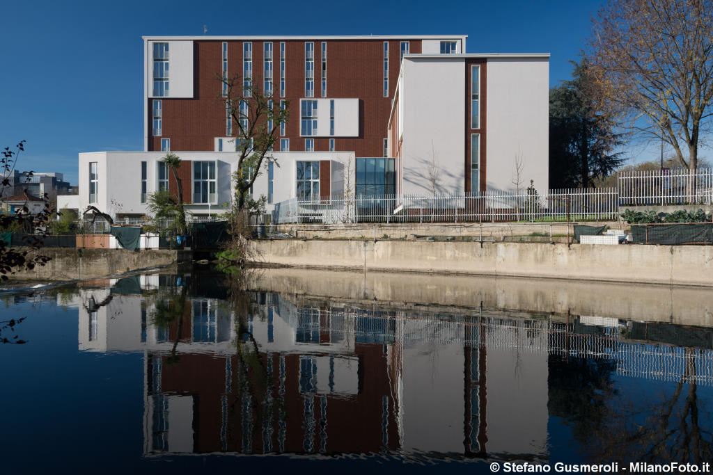  Fronte Est riflesso nel Lambro - click to next image