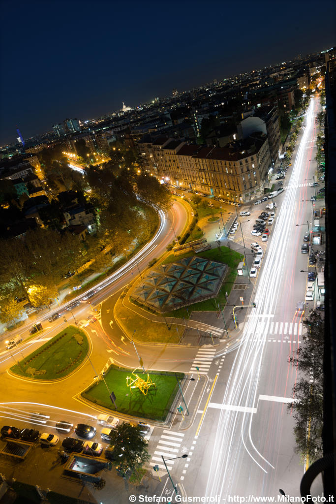  Piazza Amendola e viale MonteRosa in notturna - click to next image