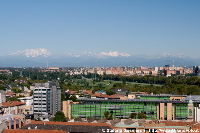  Panorama sul complesso di via Monte Rosa 91 - click to next image