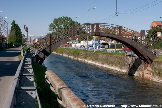  Ponte sul Naviglio Pavese e via Gattinara - click to next image