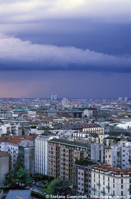  Temporale sui palazzi di via Nievo 35 e 37 - click to next image