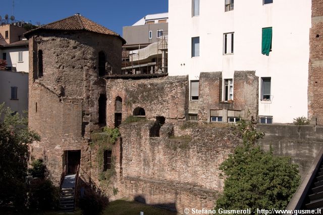  Torre poligonale e tratto di mura sotto via Nirone 5 - click to next image