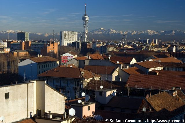  Tetti di via Pallavicino, Telesio e alpi lombarde - click to next image