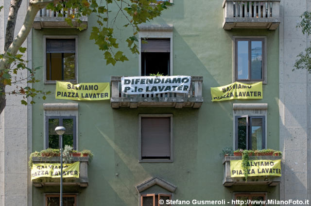  Cartelloni contro i box su via Pancaldo 11 - click to next image