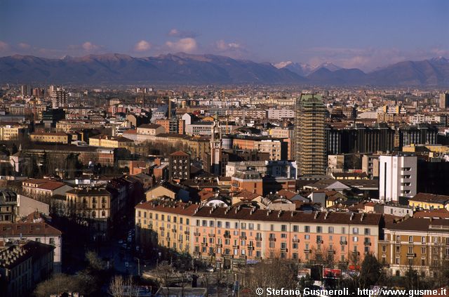  Palazzi piazza Baiamonti, viale Pasubio e melgalopoli verso le prealpi lariane - click to next image