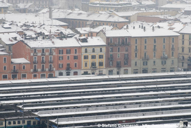  Edifici di via Pepe e pensiline di Porta Garibaldi innevate - click to next image