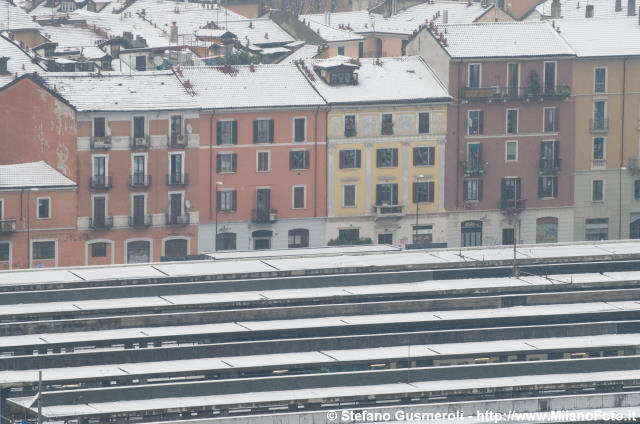  Edifici di via Pepe e pensiline di Porta Garibaldi innevate - click to next image