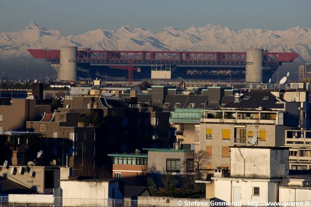  Tetti, stadio S.Siro e alpi innevate dal monte Nery alla Berretta del Vescovo  - click to next image