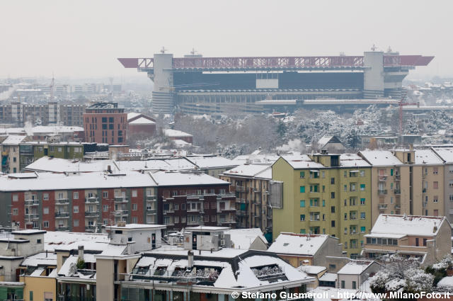  Tetti innevati verso S.Siro - click to next image