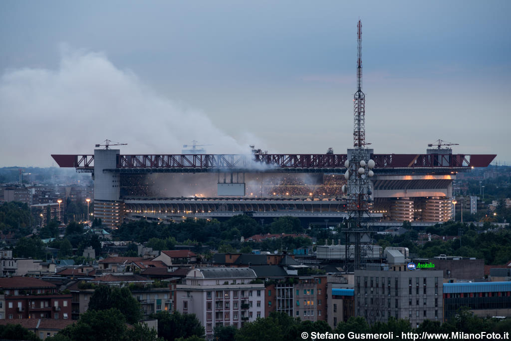  San Siro durante il concerto degli One Direction - click to next image