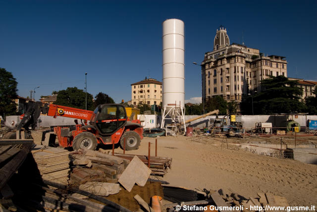  Cantiere per box in piazza Piemonte - click to next image