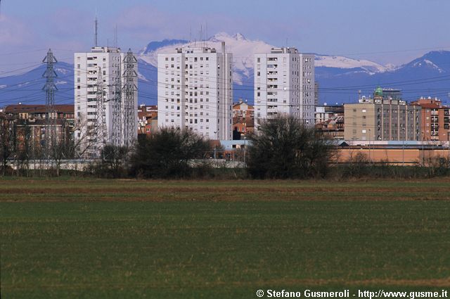  Campi, palazzi via Pismonte 5 e monte Generoso - click to next image