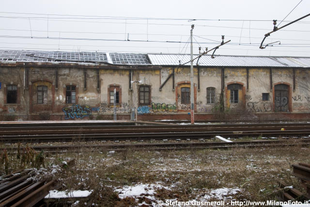  Magazzini presso la stazione di Porta Genova - click to next image